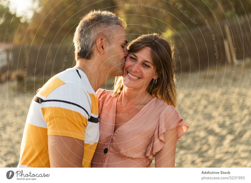 Lachendes Paar umarmt sich am Sandstrand Strand Resort Lächeln Glück Umarmung Spaß Liebe Urlaub sonnig tagsüber Mann Frau Erwachsener Flitterwochen Sommer Natur