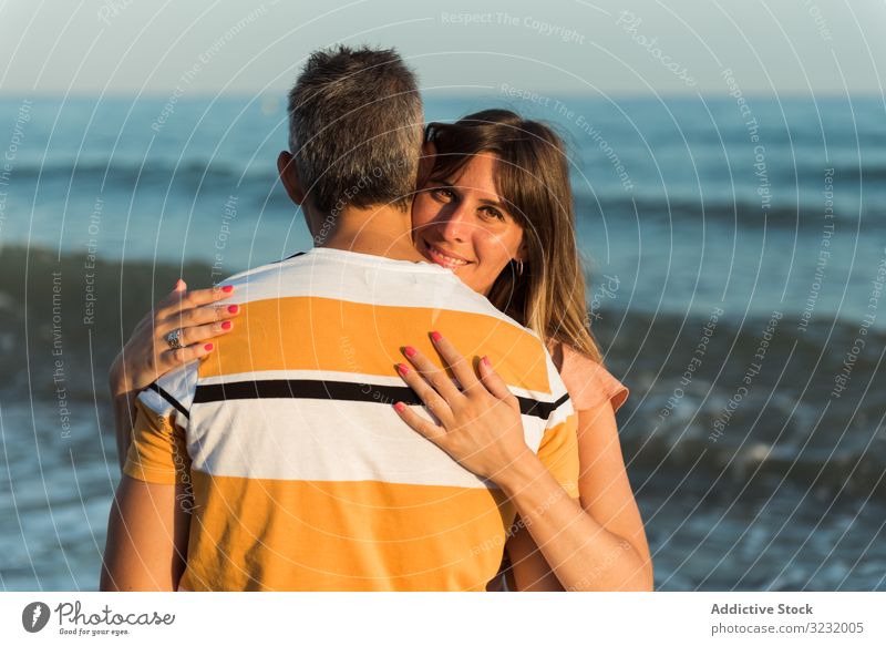 Erwachsenes Paar umarmt sich in Meeresnähe Strand Resort Liebe Umarmung Termin & Datum Lächeln MEER Glück Urlaub Mann Frau Erwachsener Flitterwochen Sommer Ufer