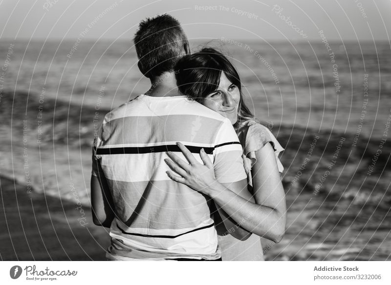 Erwachsenes Paar umarmt sich in Meeresnähe Strand Resort Liebe Umarmung Termin & Datum Lächeln MEER Glück Urlaub Mann Frau Erwachsener Flitterwochen Sommer Ufer