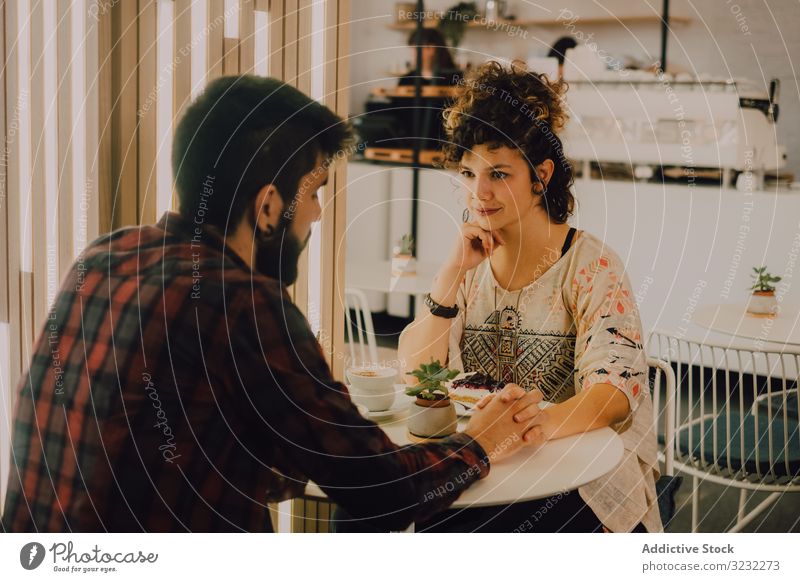 Liebespaar verabredet sich im Café Paar Termin & Datum Kaffeehaus anhänglich lässig Händchenhalten sitzen Tisch romantisch Inhalt Sitzung Glück Zusammensein