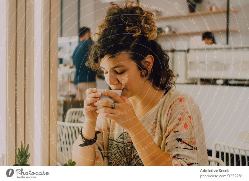Positive Frau trinkt Kaffee im Café trinken positiv Glück Lächeln schlürfen Becher modern freudig zufrieden heiter Kaffeehaus spielerisch jung Erwachsener