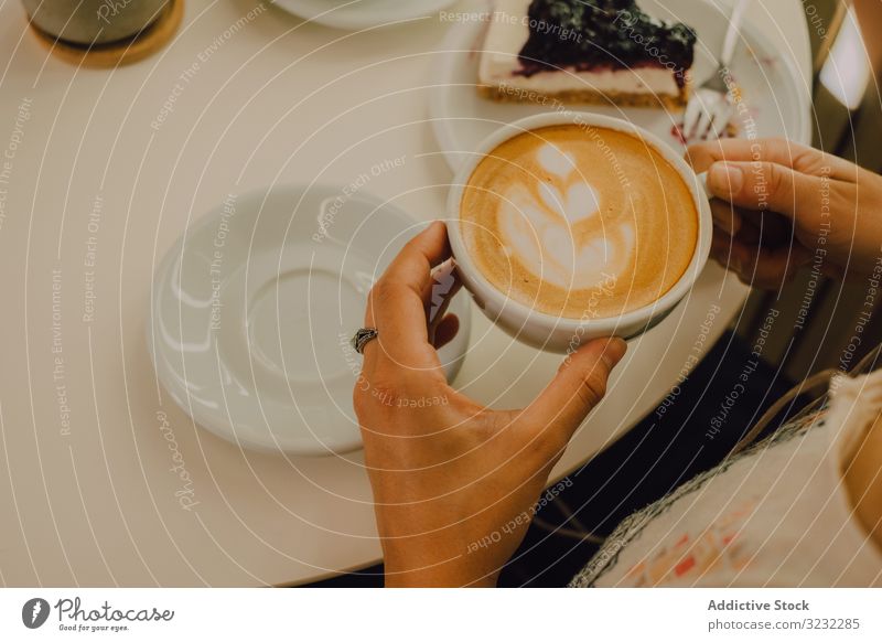 Anonyme Frau trinkt Kaffee im Café Egoperspektive anonym trinken positiv Glück schlürfen Becher modern zufrieden heiter Kaffeehaus spielerisch jung Erwachsener