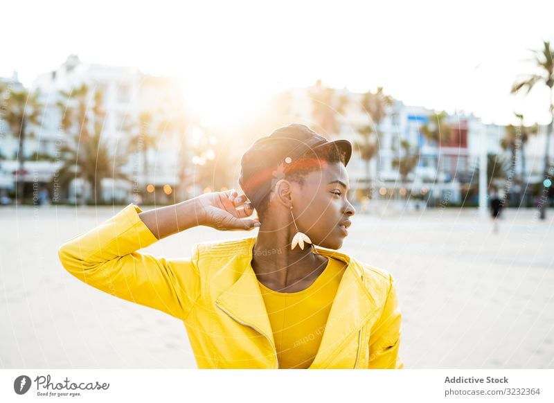 Porträt einer schwarzen Frau stylisch Afroamerikaner Jacke hell niedlich attraktiv positiv Gesundheit charmant jung hübsch modern heiter sich[Akk] entspannen