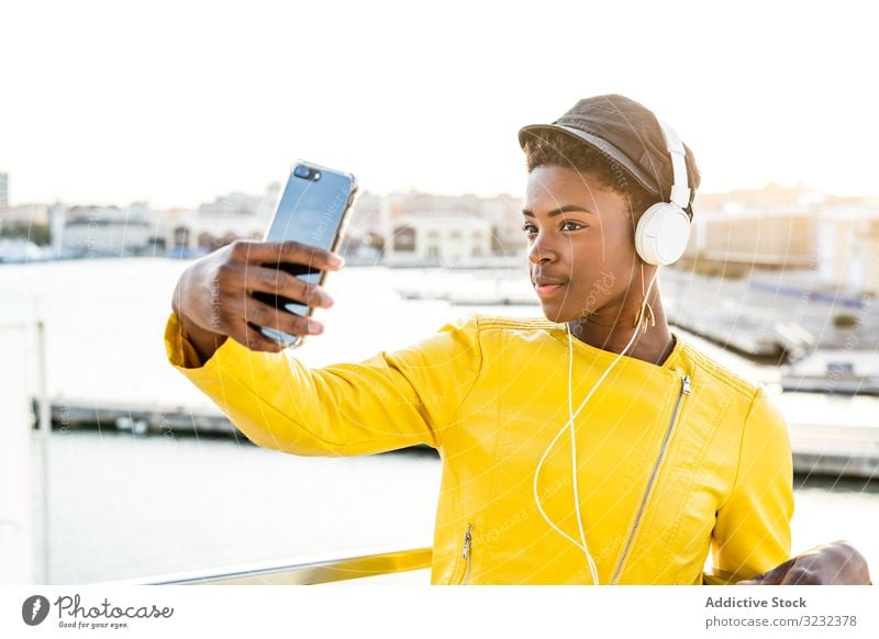 Schwarze Frau benutzt Mobiltelefon stylisch Afroamerikaner positiv jung hübsch modern heiter sich[Akk] entspannen Schönheit ethnisch schwarz Textfreiraum cool