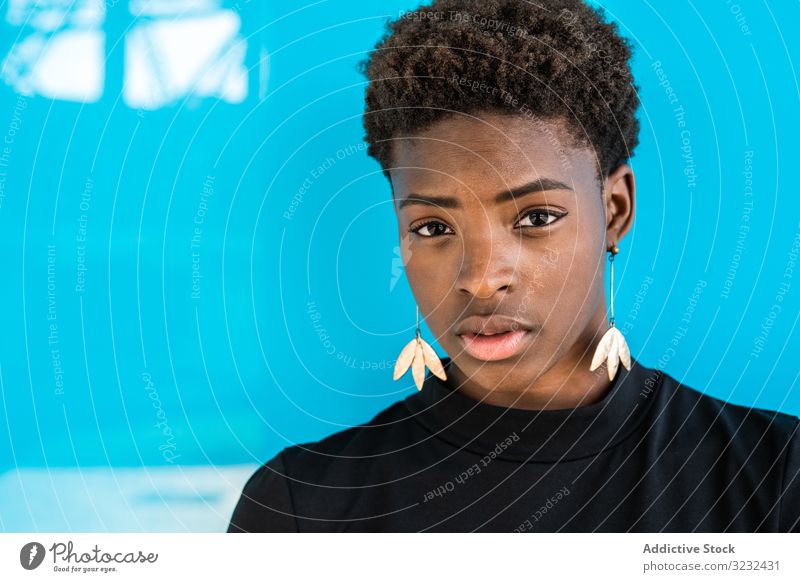 Schwarze Frau auf blauem Hintergrund stehend cool Inhalt Afroamerikaner Sommer Schönheit Stil Feiertag jung Straße attraktiv Freude spielerisch positiv Freiheit