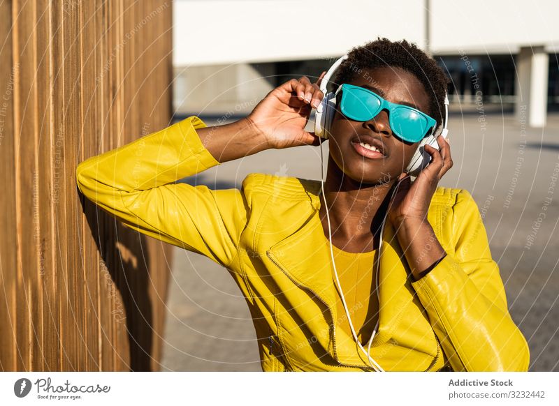 Porträt einer schwarzen Frau stylisch Afroamerikaner Jacke niedlich attraktiv positiv Gesundheit charmant jung hübsch modern heiter sich[Akk] entspannen Kälte