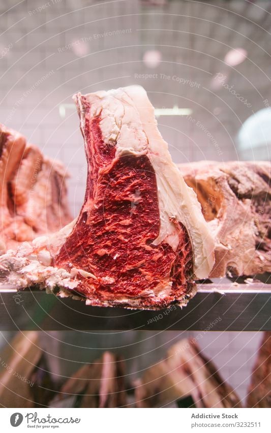 Rohes Fleisch auf der Kühlanlage einer Metzgerei zur Reifung T-Bone-Steak madure Lende gealtert geschnitten frisch Beefsteak ungekocht Protein Kuh Filet