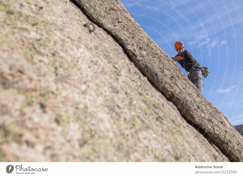 Mann klettert auf einen Felsen Sport Bergsteigen Adrenalin Aspiration männlich schwierig Stärke stark sportlich Person aktiv Himmel Aufstieg Abenteuer Natur
