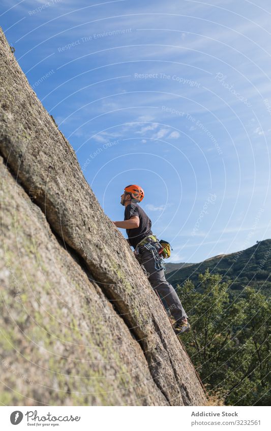 Mann klettert auf einen Felsen Sport Bergsteigen Adrenalin Aspiration männlich schwierig Stärke stark sportlich Person aktiv Himmel Aufstieg Abenteuer Natur