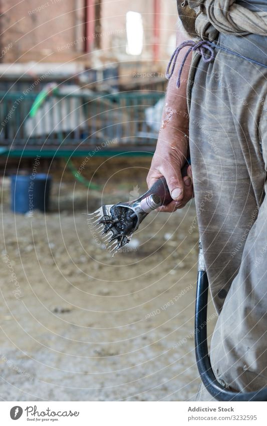 Schafschermaschine am Seil hängend Schere Maschine Werkzeug Scheune Bauernhof Rasierer schäbig dunkel verwittert professionell Baracke Gerät Arbeit Job