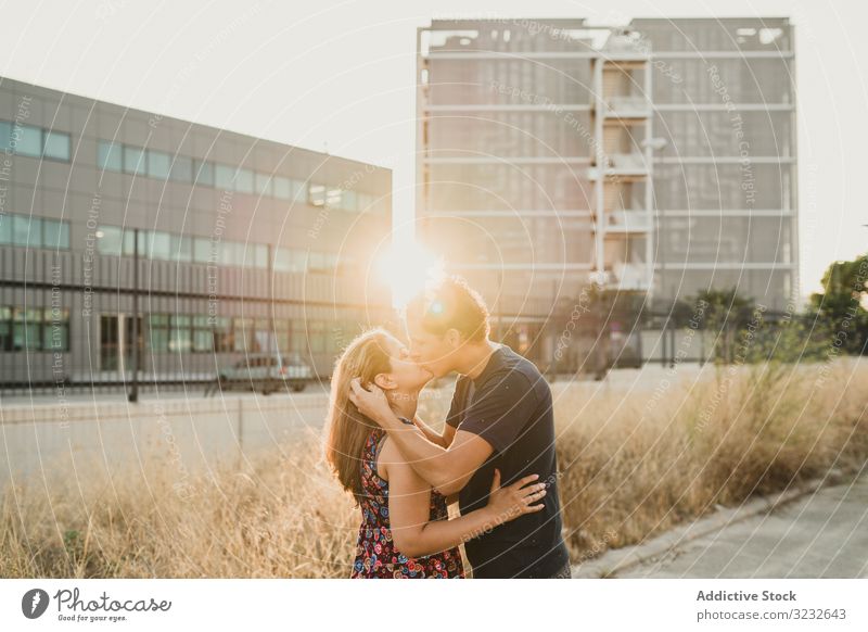 Romantisches Paar küsst sich im Sonnenlicht auf der Straße in der Stadt Küssen urban Bonden Großstadt Liebe romantisch Kuss Glück Partnerschaft Zuneigung