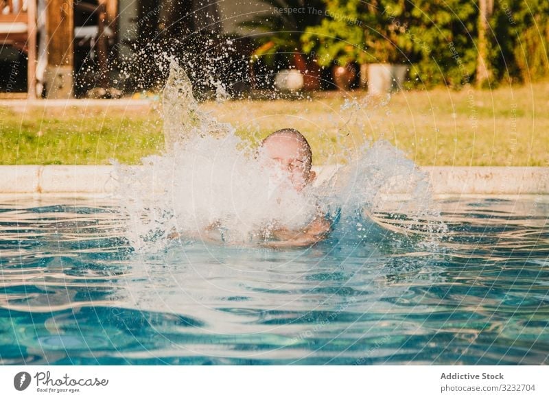 Fröhliches Mädchen springt in den Pool springen Wasser schreien angehobene Arme Spaß Hof spielen Kind wenig Hände hoch Frauenunterhose ohne Hemd Garten Urlaub