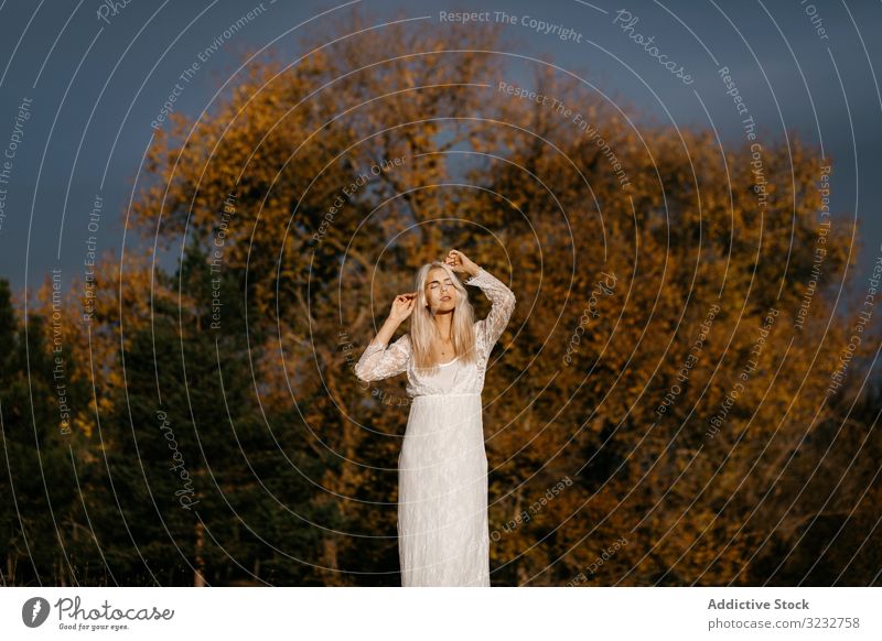 Schöne blonde Frau mit Blick auf die herbstliche Landschaft Inspiration Herbst Angebot schön Spitze Inhalt Waldgebiet Lächeln Kontemplation ländlich orange