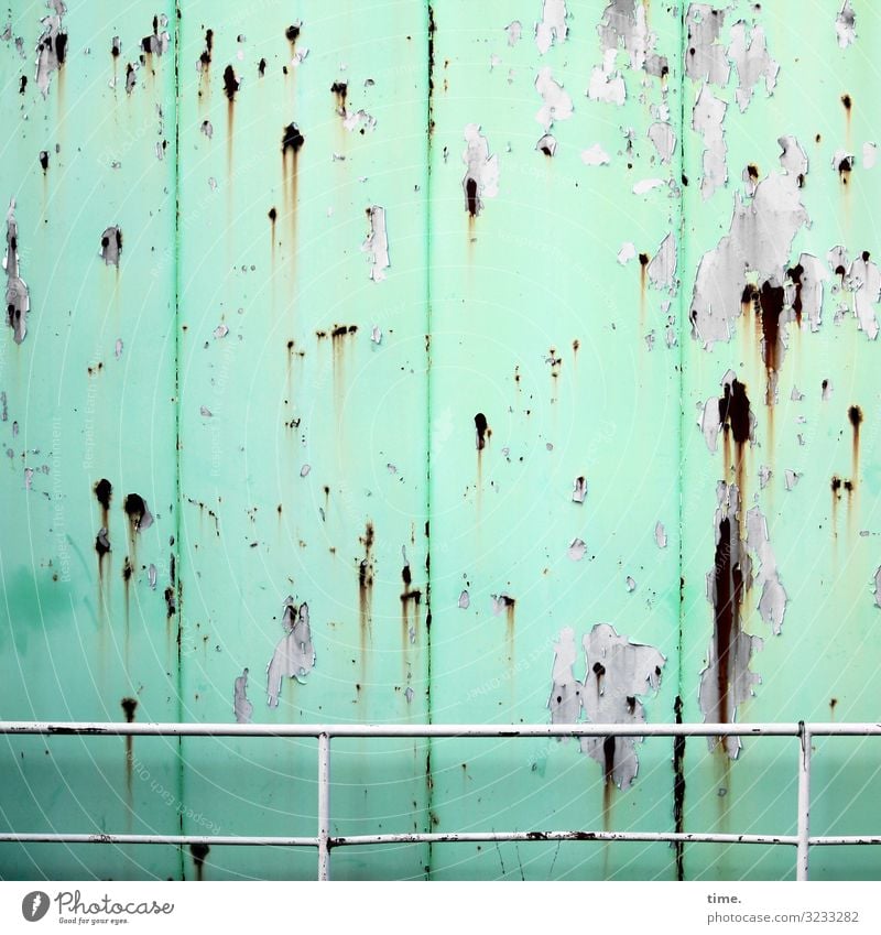 Lebenslinien #122 Mauer Wand Container Geländer Metall Stahl Rost Linie Streifen dreckig gruselig kaputt Originalität trashig Stadt grün chaotisch