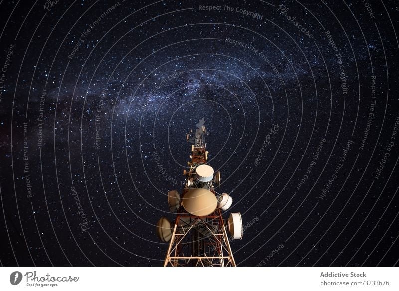 Erstaunlicher Blick auf die Sendemasten gegen die Milchstraße am Nachthimmel Milchstrasse Antenne Himmel Turm Übertragung Stern Silhouette Galaxie Hochspannung