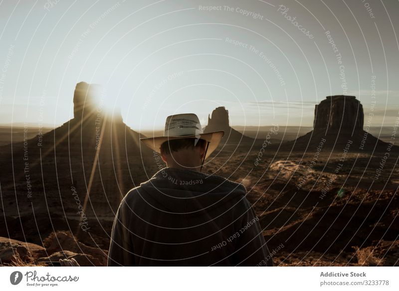 Mann mit Hut betrachtet erstaunliche Strukturen in der Wüste Tourist reisen Natur Landschaft Sonnenuntergang alt Abenteuer antik Tourismus Himmel schön Ruinen