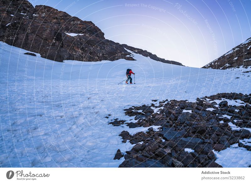 Touristen bestaunen atemberaubenden schneebedeckten Berghang Berge u. Gebirge anstarrend verschneite wandern Rucksack Gerät betrachtend Afrika Marokko Toubkal