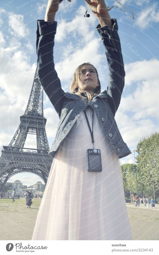 selfie in paris (3) Kind Mädchen Ferien & Urlaub & Reisen Ausflug Stadt Paris Tour d'Eiffel Frankreich Ausland Tourist Tourismus Selfie Fotografie Handy