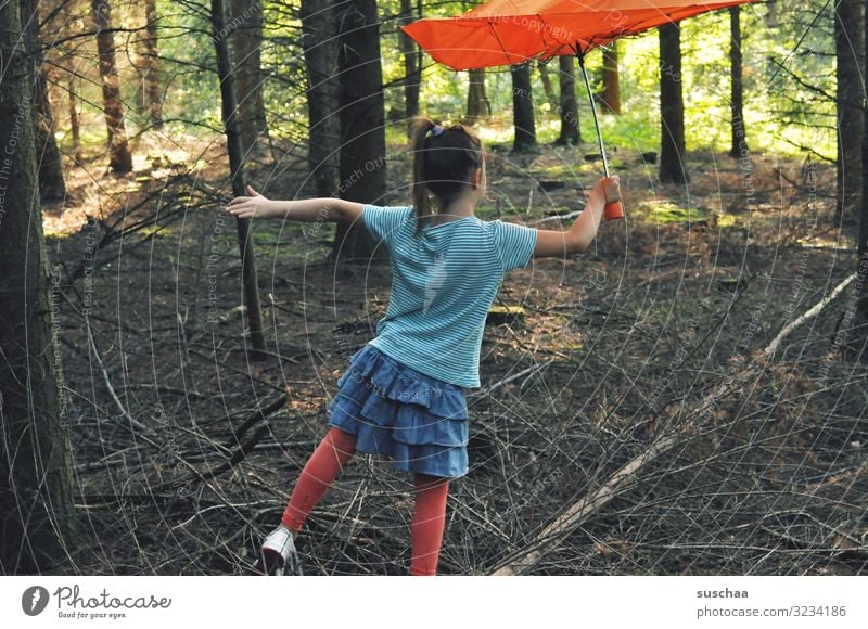 baumtänzerin Kind Mädchen Kindheit Kindheitserinnerung Wald einzeln Freizeit & Hobby Baum Baumstamm Waldboden Gleichgewicht Regenschirm Rock Unterholz Licht