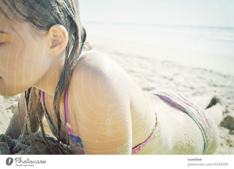 mädchen am strand Kind Mädchen Strand Sand Bikini Weite Meer Wasser Ferien & Urlaub & Reisen Sommer Küste Erholung Sommerferien nasse Haare mit Sand eingerieben