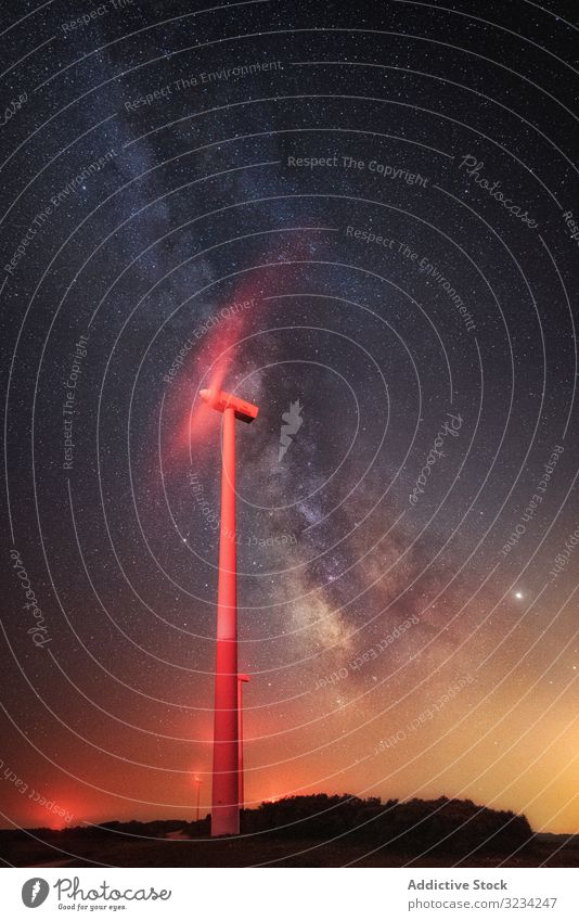 Beleuchtete Windturbine über dem sternenklaren Nachthimmel Windkraftanlage Himmel beleuchtet arbeiten Erzeuger Milchstrasse atemberaubend Landschaft nachhaltig