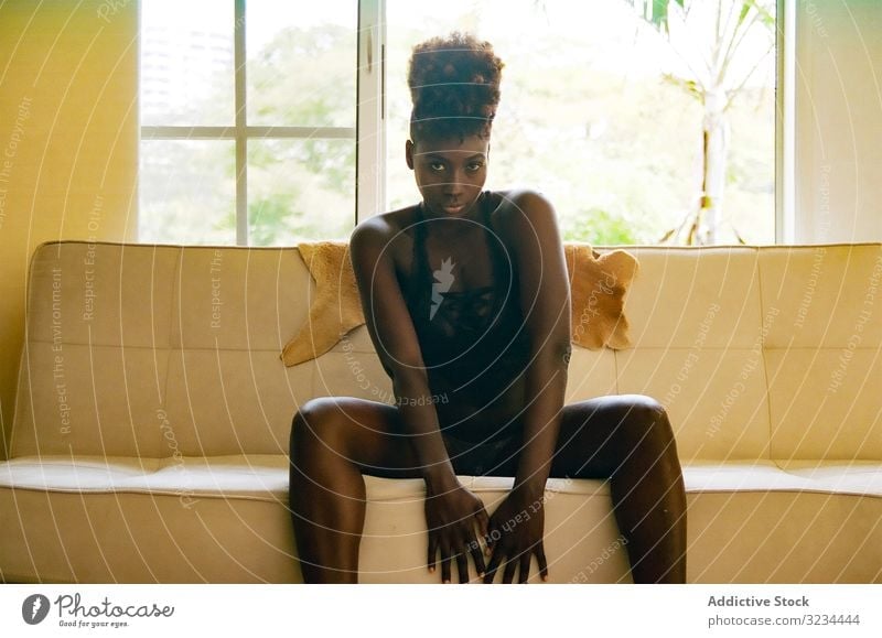 Afroamerikanische Frau mit Stil in Dessous auf dem Sofa provokant sinnlich selbstbewusst verführerisch elegant Model Afroamerikaner Boudoir Versuchung