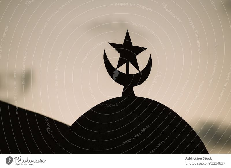 Stern- und Halbmond-Symbol auf der Kuppel halbmondförmig muslimisch Gambia Dom Silhouette traditionell Dekor Islam Religion Mond Kultur Glaube geistig