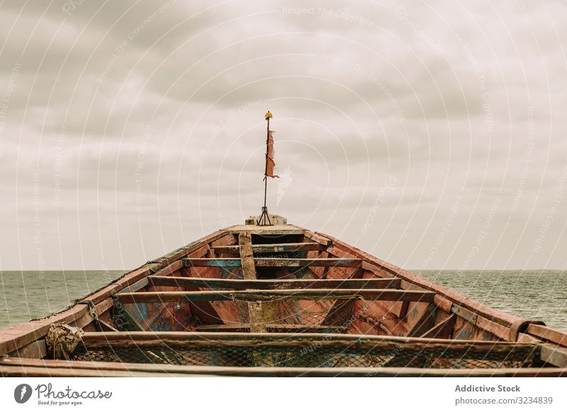 Altes Boot schwimmt im Meer MEER alt Schwimmer Himmel bedeckt schäbig Fischen Gambia Wasser marin Ausflug reisen Reise Gefäße gealtert rau verwittert wolkig