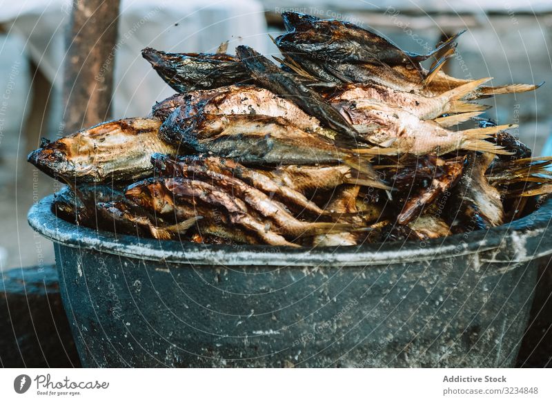 Schale mit einem Haufen getrockneter Fische Markt Schalen & Schüsseln Lebensmittel Meeresfrüchte traditionell Küche riechen viele verwittert schäbig Marktplatz
