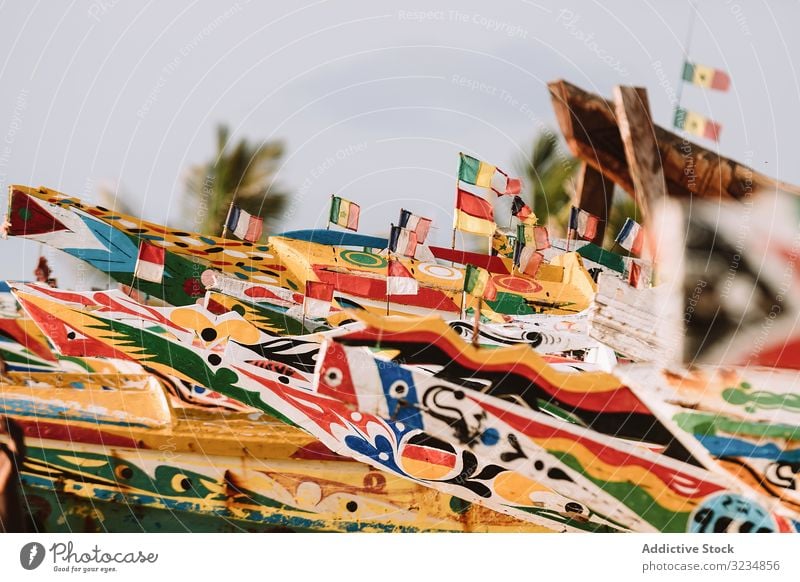 Boote mit bunten Fronten im Hafen Portwein Stadt farbenfroh Ornament Fahne schäbig alt wolkenlos Himmel Gambia hafen gealtert verwittert hölzern Holz Nutzholz