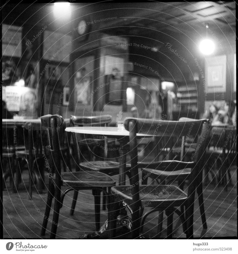 Café Möbel Nachtleben Gastronomie Holz einzigartig kuschlig Stuhl Tisch Wand Bild rustikal gemütlich Wien Kaffeehauskultur thonet analog Filmmaterial
