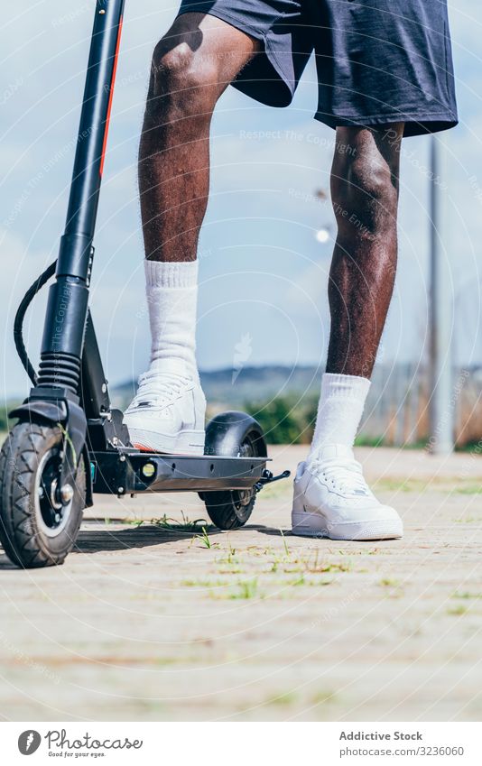 Schwarzer Mann fährt auf Elektroroller im Park elektrisch modern schwarz Gleichgewicht Rad Afroamerikaner Bewegung Tretroller Transport Großstadt trendy Körper