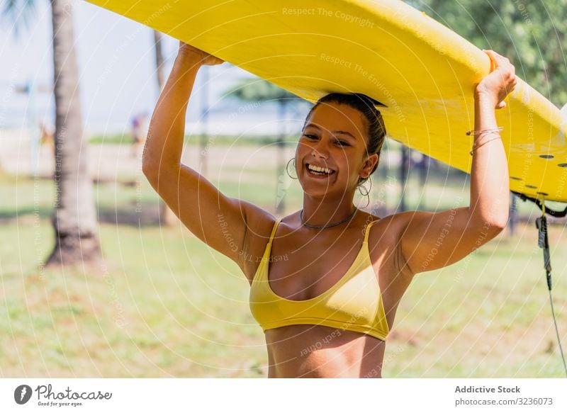Frau im Bikini mit hellem Paddelbrett am Strand Meeresufer Palme passen Bräune Badeanzug sonnig Lächeln positiv Costa Rica gelb jung Erwachsener MEER Sommer