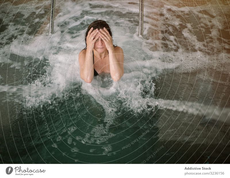 Frau entspannt im Bad mit Hydromassage Pool Massage Spa winken aqua Verfahren Deckfläche Wasser schäumen Wellness sanitär Freizeit Gesundheit Resort schwimmen
