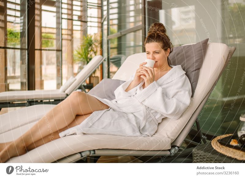 Inhalt weibliche Entspannung im Wellness-Center Frau sich[Akk] entspannen Spa Genuss Bademantel Liegestuhl-Lounge trinken ruhen Zentrum positiv bequem