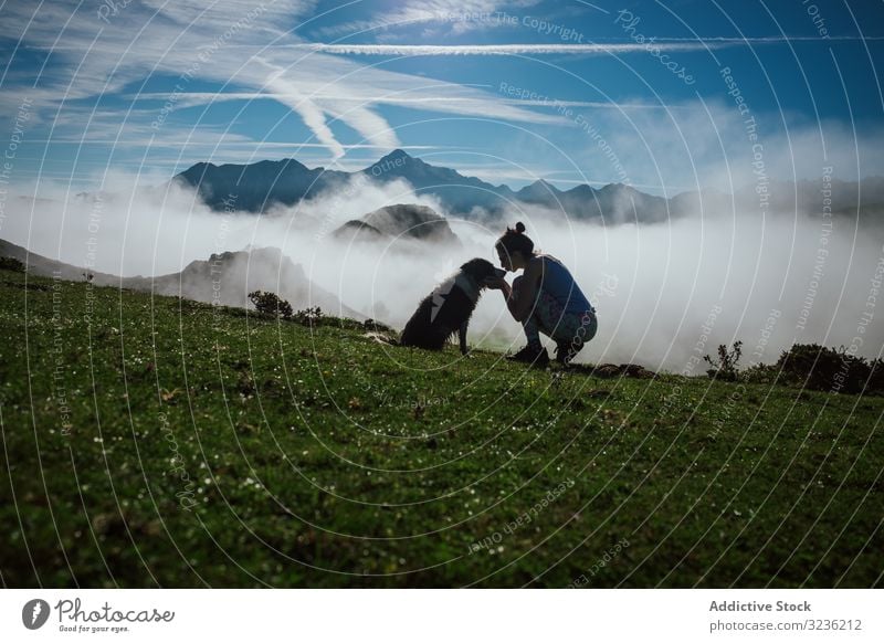 Erwachsener Tourist mit Hund gegen nebliges Tal bei klarem Himmel im Sommer Berge u. Gebirge Silhouette Nebel Frau Freund Hochland Border Collie Atmosphäre