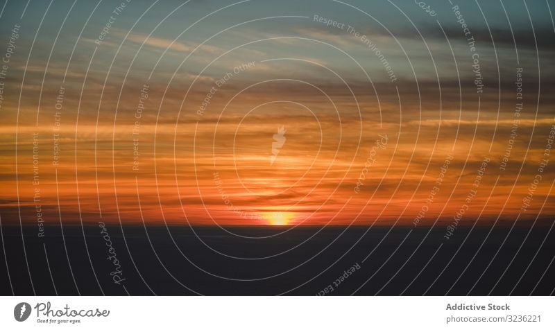 Prächtiger orangefarbener Wolkenhimmel in der Morgendämmerung Horizont Himmel Sonnenuntergang Cloud Abenddämmerung Überleitung Windstille Rochen Sonnenaufgang
