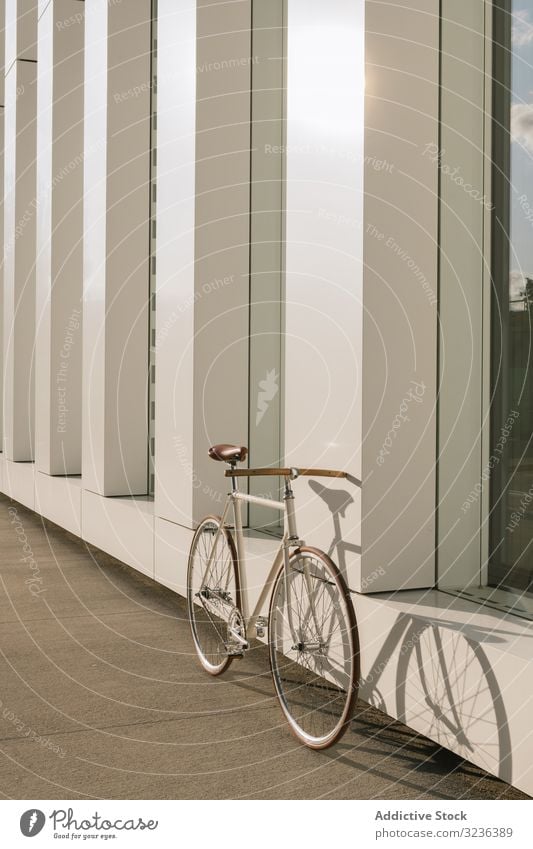 Fahrrad vor modernem Gebäude geparkt Straße Großstadt Bürgersteig urban Verkehr Außenseite Zeitgenosse Stadtzentrum Arbeitsweg Struktur Konstruktion