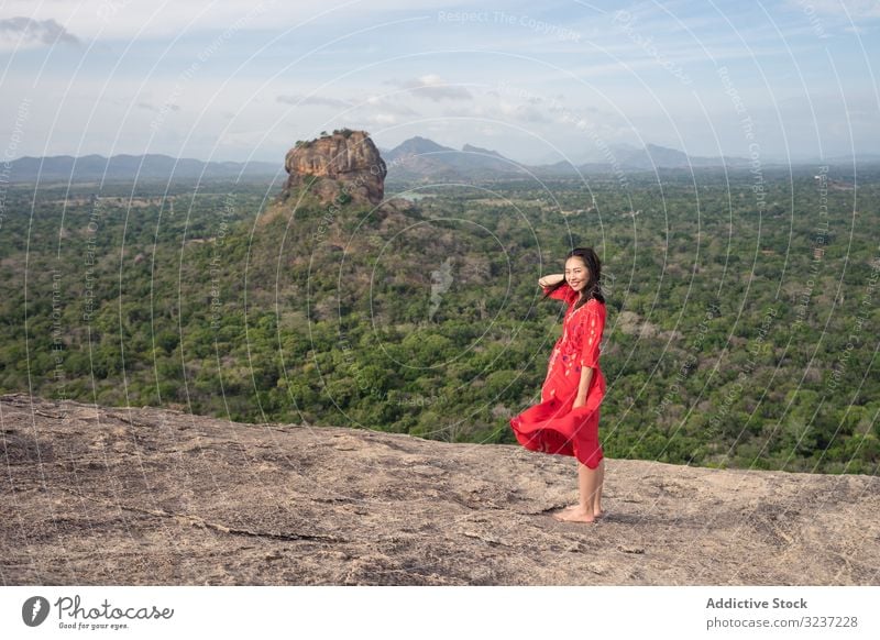 Tourist gegen einsamen Felsen inmitten grüner Waldebene unter klarem Himmel im Sommer Tourismus Berge u. Gebirge Plateau Frau reisen Höhe Ebene Sigiriya