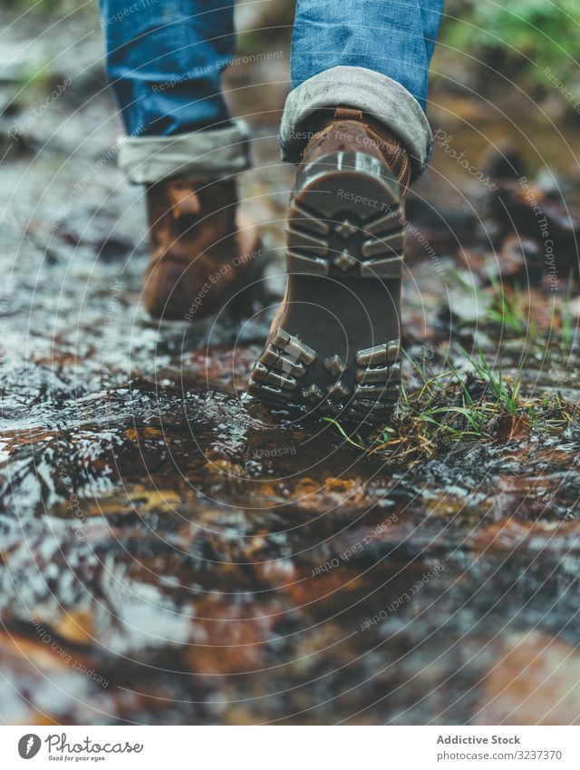 Mann geht auf nassem Herbstweg Stiefel Nachlauf Spaziergang Fußspur Wald reisen Aktivität Wanderung Abenteuer Natur männlich Gesundheit Erkundung Erholung