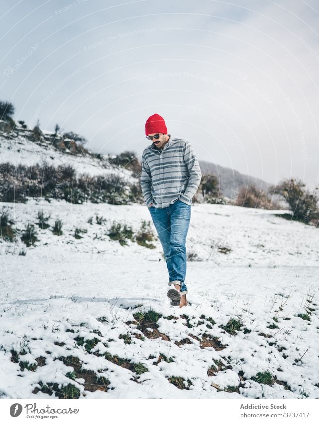 Mann geht auf Winterfeld Feld Schnee Spaziergang Erholung genießen Land Wald allein Wiese Hügel Baum gefroren ruhig Windstille kalt Natur Tal ruhen Reise