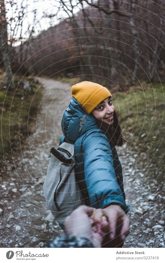 Teenager mit Verfolgten beim Trekking im Wald Mädchen Nachlauf Herbst mir folgen einladen Reisender Rucksack Hände Baum Trekker Saison Abenteuer Ausflug