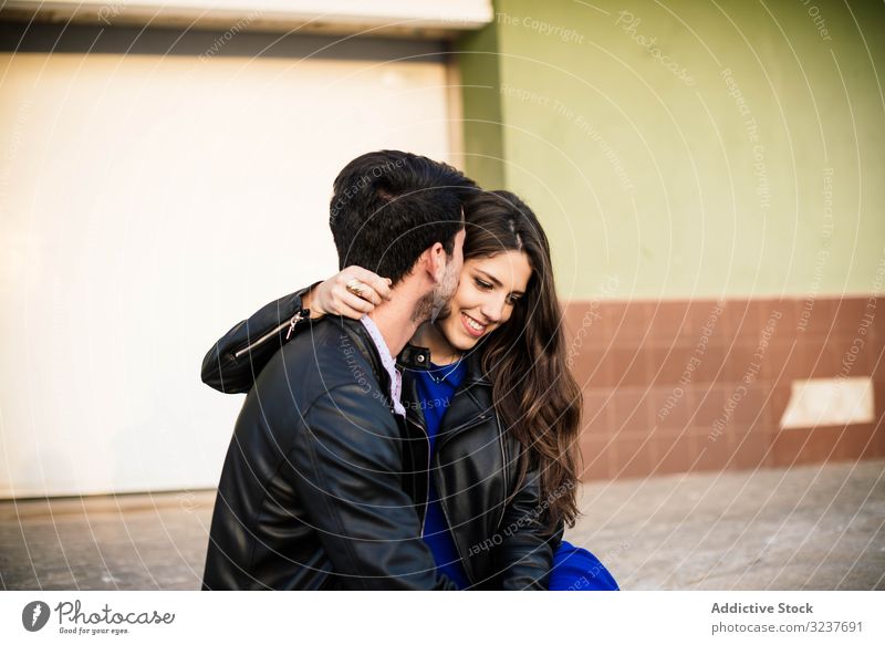 Verliebtes Paar umarmt sich auf der Straße verliebt sinnlich romantisch Valentinsgruß urban Zusammensein Bonden Intimität Partnerschaft Gebäude abstützen Kleid