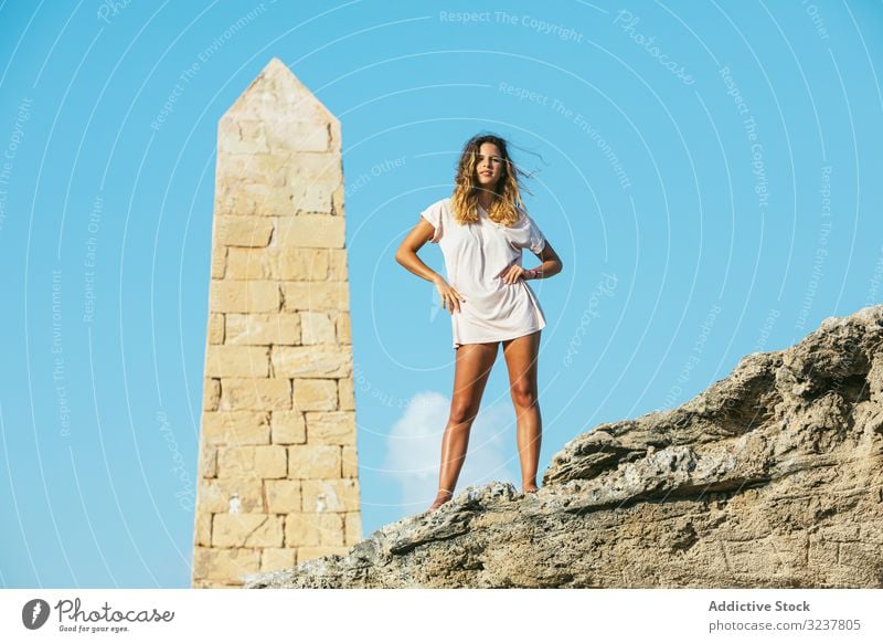 Stilvolle junge Frau im Urlaub auf die Klippe Tourist Stehen Obelisk Abenteuer Reisender Berge u. Gebirge Felsen extrem Wanderer Freiheit Tal Aktivität Natur