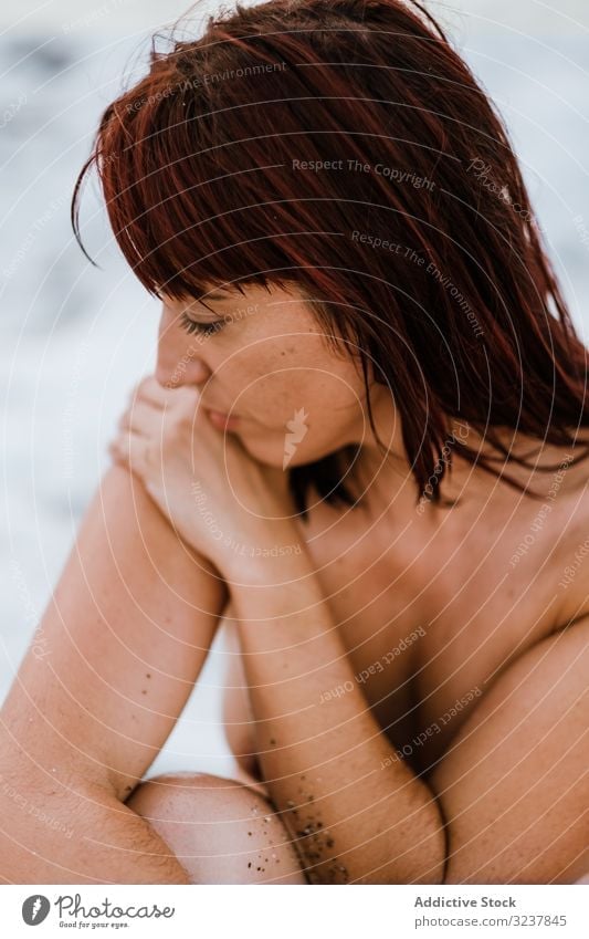 Nackte Frau sitzt in der Nähe von Meereswellen nackt MEER erotisch sexy sinnlich frei verführerisch oben ohne Eleganz Brust Körper Haut entkleidet unbedeckt