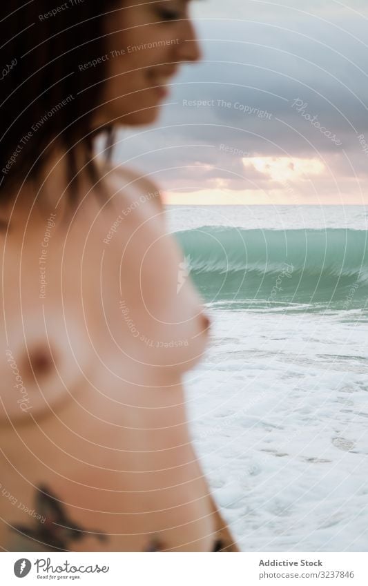 Nackte Frau steht in Meereswellen nackt MEER erotisch sexy sinnlich frei verführerisch oben ohne Eleganz Brust Körper Haut entkleidet unbedeckt Figur unverhüllt