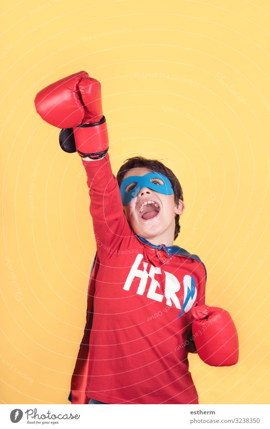 Superheld, Porträt eines Jungen im Superheldenkostüm auf gelbem Hintergrund Lifestyle Freude Glück Spielen Abenteuer Feste & Feiern Karneval Geburtstag Erfolg