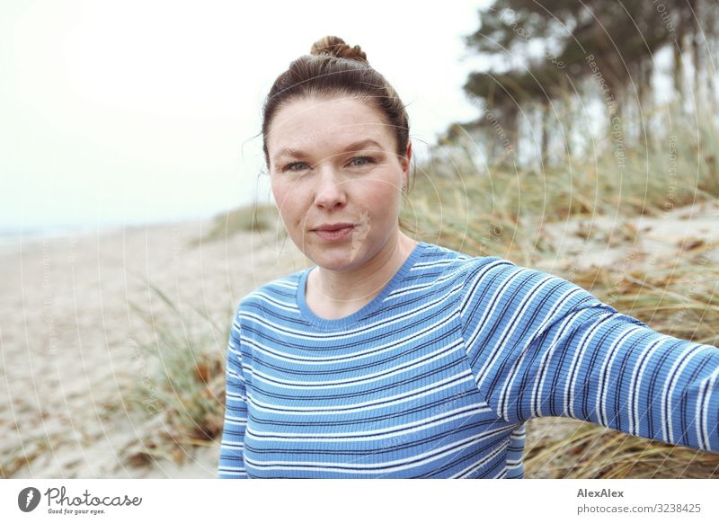 Portrait einer jungen Frau am Strand Stil Freude schön Leben Wohlgefühl Ausflug Ferne Freiheit Junge Frau Jugendliche Erwachsene 30-45 Jahre Landschaft Herbst