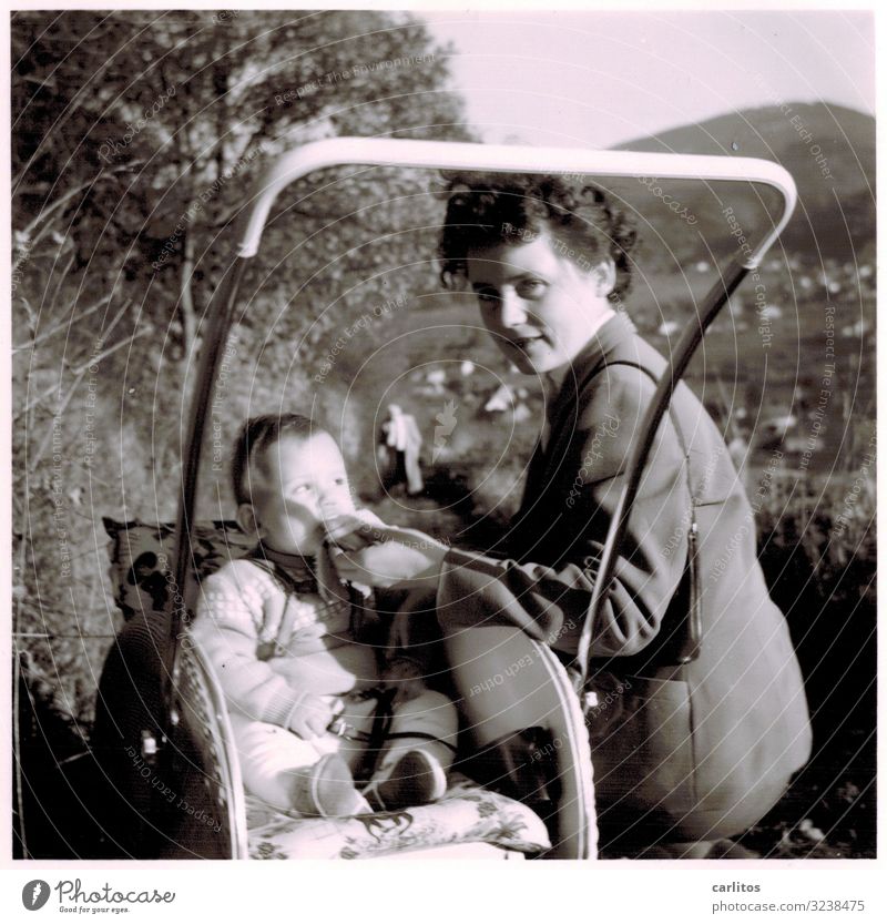 Pause Mutter Kind Junge Kleinkind Moppel Gesunde Ernährung Speise trinken füttern Ausfahrt Kinderwagen Schwarzwald Fünfziger Jahre