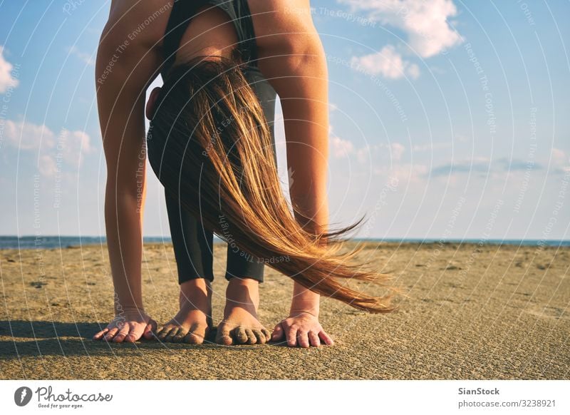 Frau, die Yoga in verschiedenen Posen praktiziert (Asana) Lifestyle schön Körper Wellness harmonisch Erholung Meditation Sommer Strand Meer Sport Mensch